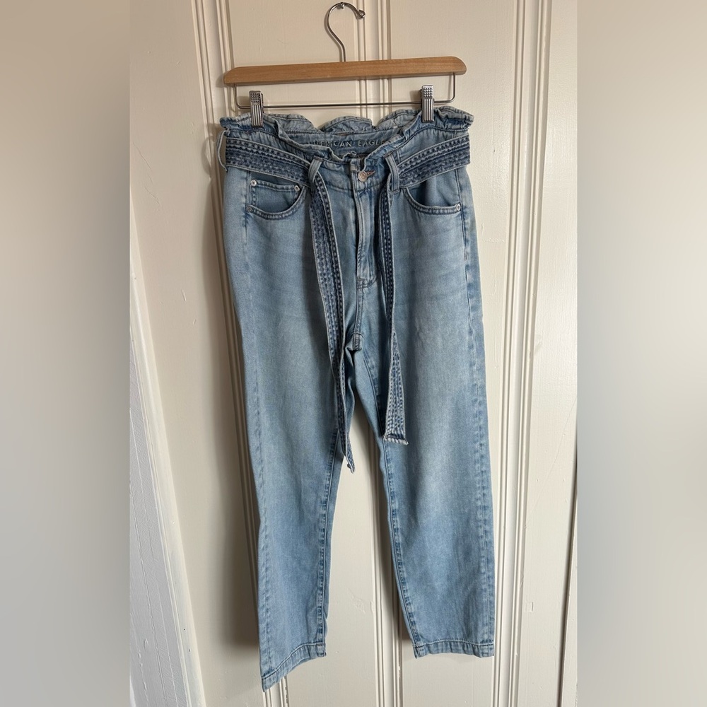 American Eagle 90s slim boyfriend jeans. With Jean belt. Size 4 regular